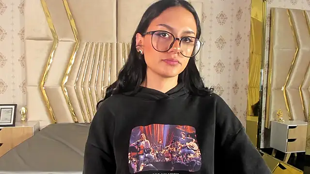 NiccolleHall online show from February 13, 2026, 1:33 pm