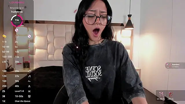 NiccolleHall online show from February 14, 2026, 7:47 pm