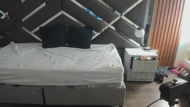 Ambarross  online show from March 24, 2026, 1:22 pm