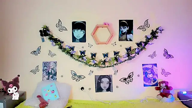 Miss-Saraii online show from April 15, 2026, 7:58 pm