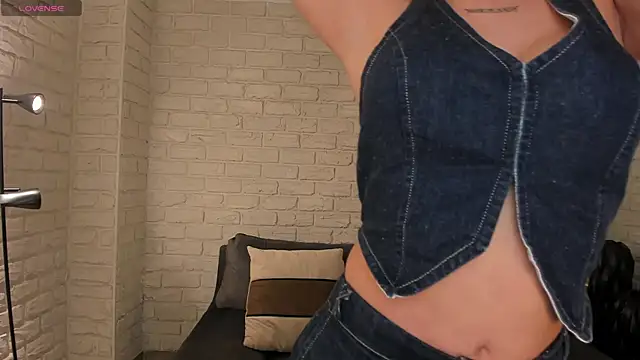 BellaThompsonX online show from July 25, 2026, 8:15 pm