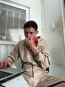 santiObrero online show from July 7, 2026, 3:37 pm