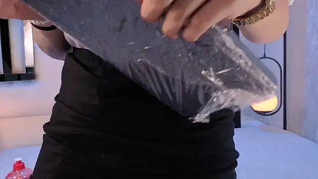 Snapshot of JuneCollins chatting on February 28, 2026, 8:52 pm JuneCollins online show from February 28, 2026, 8:52 pm