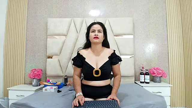 Snapshot of CrystallGomes chatting on April 10, 2026, 9:27 am CrystallGomes online show from April 10, 2026, 9:27 am