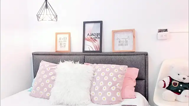 Snapshot of annarosse_ chatting on February 13, 2026, 6:19 pm annarosse online show from February 13, 2026, 6:19 pm