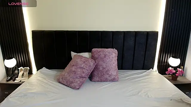 IvonneRoss  online show from March 10, 2026, 12:09 pm