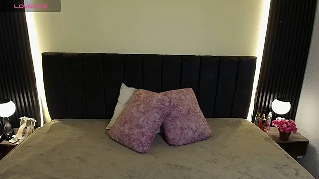 IvonneRoss  online show from March 26, 2026, 12:14 pm