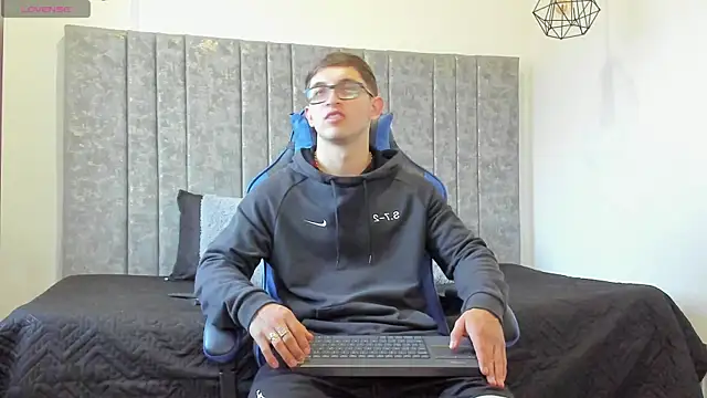 Calvin Hunter online show from April 9, 2026, 11:00 pm