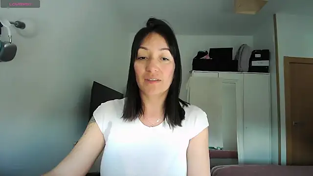 Snapshot of Yulian_Milf chatting on April 19, 2026, 4:30 pm Yulian Milf online show from April 19, 2026, 4:30 pm