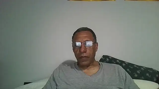 swimmer2496 online show from April 14, 2026, 4:17 am