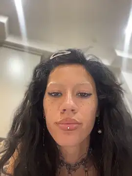 luxxlola online show from June 7, 2026, 2:06 am