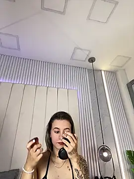 JuliaColemann online show from April 4, 2026, 12:01 pm