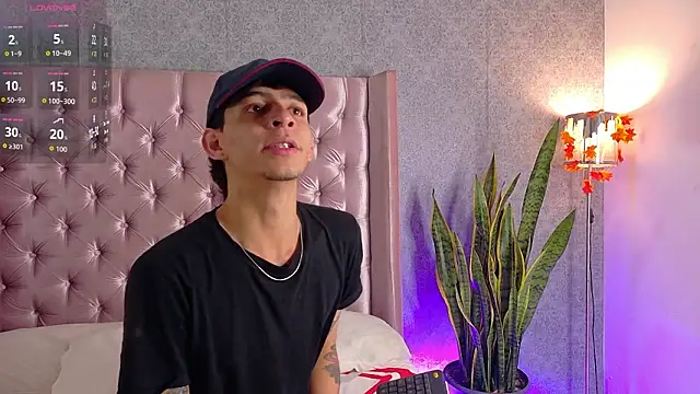 Snapshot of Logan_Woods chatting on February 18, 2026, 4:14 pm Logan Woods online show from February 18, 2026, 4:14 pm