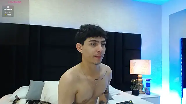 Snapshot of Logan_Woods chatting on February 12, 2026, 2:33 am Logan Woods online show from February 12, 2026, 2:33 am