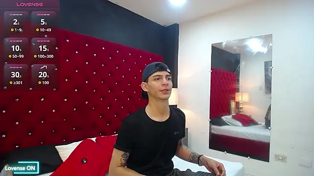 Snapshot of Logan_Woods chatting on February 3, 2026, 9:42 pm Logan Woods online show from February 3, 2026, 9:42 pm