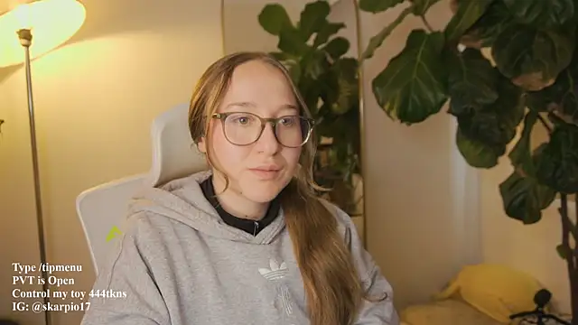 Scarlett NoirMuse online show from April 13, 2026, 9:30 pm