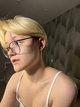 LuunaDorean online show from January 18, 2026, 11:52 pm