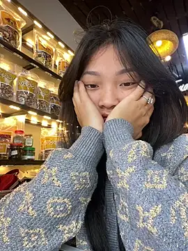 Lyn-be99 online show from April 18, 2026, 5:54 am