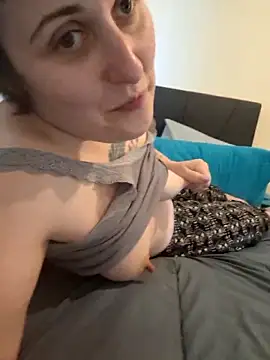 Snapshot of Tiara_XOX chatting on February 25, 2026, 11:21 am Tiara XOX online show from February 25, 2026, 11:21 am