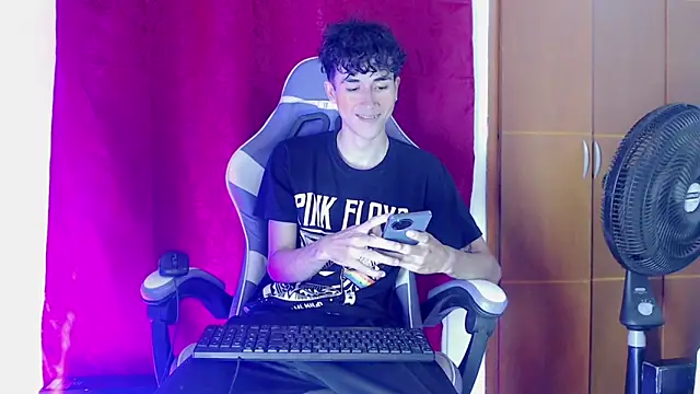 Snapshot of Johnny_cagee_ chatting on February 6, 2026, 11:45 pm Johnny cagee online show from February 6, 2026, 11:45 pm