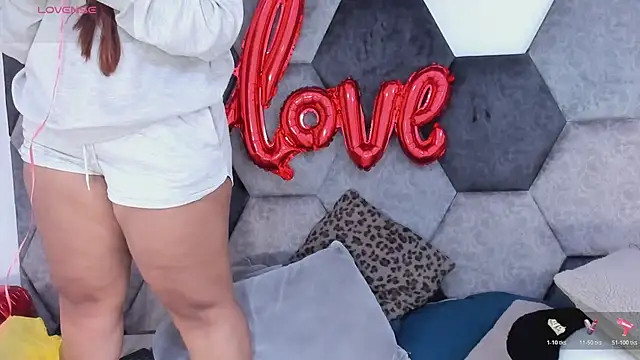 Snapshot of DulceJones chatting on February 12, 2026, 8:19 pm DulceJones online show from February 12, 2026, 8:19 pm