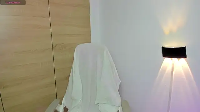 Snapshot of LAY_LA_ chatting on February 6, 2026, 9:11 pm LAY LA online show from February 6, 2026, 9:11 pm