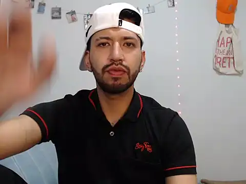thomass1018 online show from June 10, 2026, 2:57 am