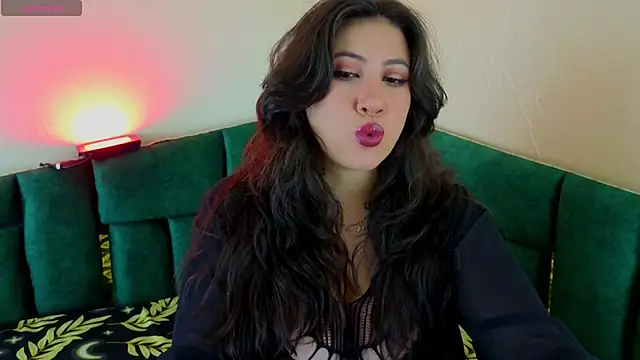 Luvienne online show from April 16, 2026, 7:14 pm