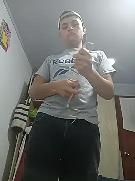 Snapshot of Andres_medi32 chatting on February 3, 2026, 6:22 am Andres medi32 online show from February 3, 2026, 6:22 am