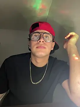 Snapshot of Maximuz1920 chatting on March 17, 2026, 2:25 am Maximuz1920 online show from March 17, 2026, 2:25 am