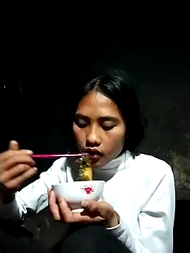 Snapshot of Hoa-tuylip chatting on February 13, 2026, 1:33 pm Hoa-tuylip online show from February 13, 2026, 1:33 pm