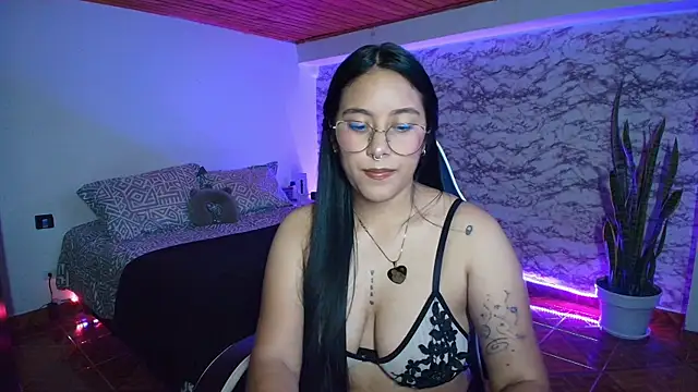 Camila IRoose online show from June 19, 2026, 11:31 pm
