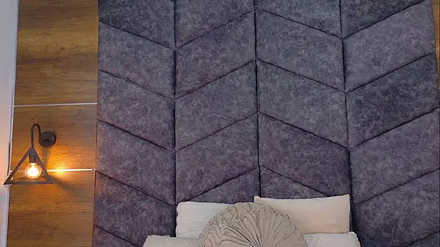 AnnieRouse   online show from April 9, 2026, 11:38 am