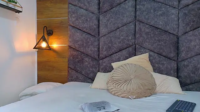 Snapshot of AnnieRouse__ chatting on February 24, 2026, 11:44 am AnnieRouse online show from February 24, 2026, 11:44 am