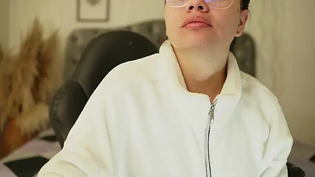 katt eyes  online show from February 3, 2026, 1:05 pm