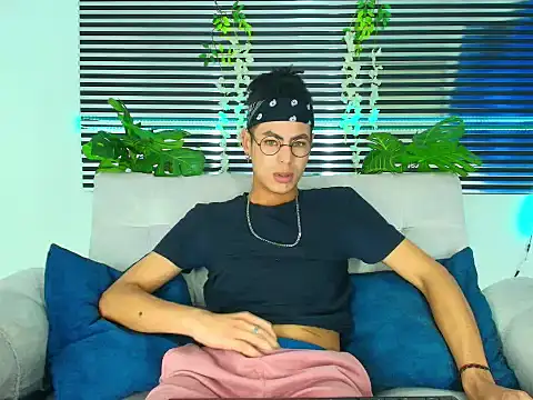 ThiiagoSaeenz online show from February 3, 2026, 2:33 pm