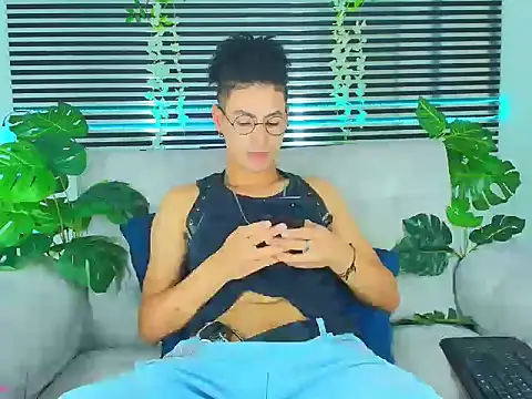 ThiiagoSaeenz online show from April 8, 2026, 4:41 pm