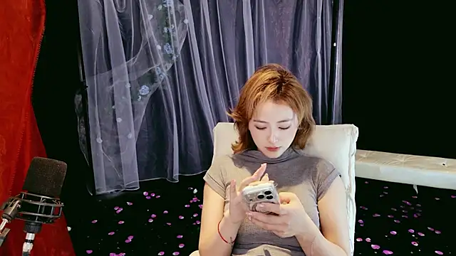 Lady-Mia777 online show from April 2, 2026, 2:52 am