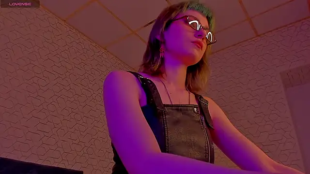 Scarle Whisper online show from April 13, 2026, 9:02 am