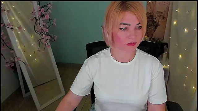 CuttieEmma online show from June 19, 2026, 7:14 am