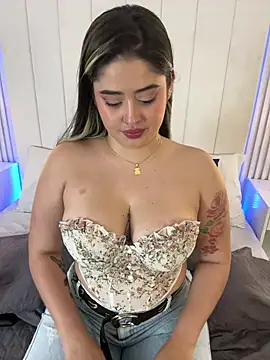 Snapshot of AlannaFoxx chatting on February 14, 2026, 8:20 pm AlannaFoxx online show from February 14, 2026, 8:20 pm