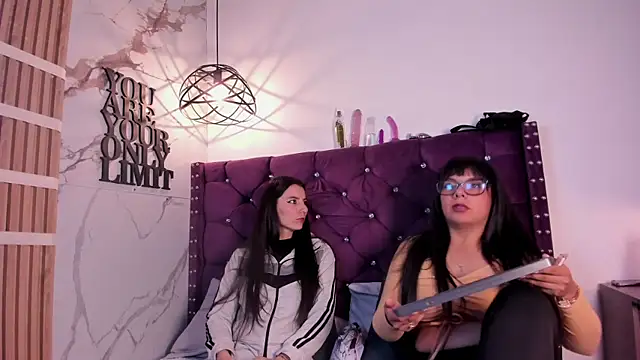 Snapshot of Valkiria-and-Dione chatting on February 5, 2026, 7:21 pm Valkiria-and-Dione online show from February 5, 2026, 7:21 pm