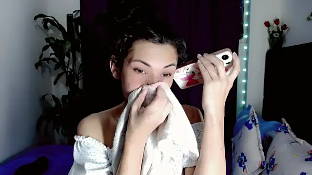 NathalialLooes online show from July 17, 2026, 6:38 pm