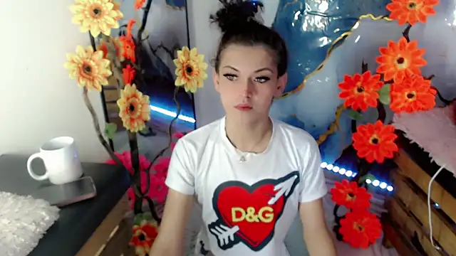 NathalialLooes online show from June 10, 2026, 5:08 am