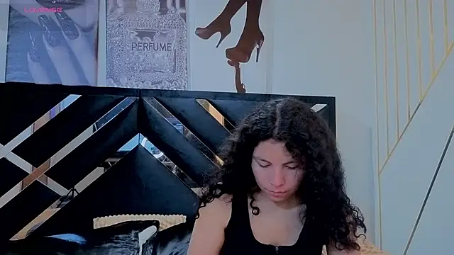 Zoe-yanin online show from April 8, 2026, 7:04 pm