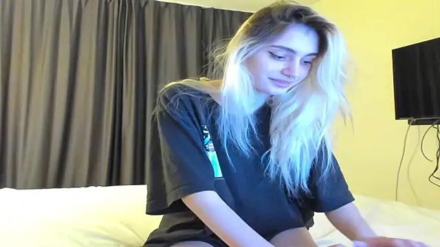 Snapshot of Lesyalisss chatting on April 8, 2026, 1:07 am Lesyalisss online show from April 8, 2026, 1:07 am