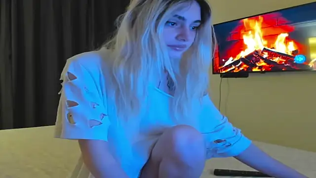 Snapshot of Lesyalisss chatting on April 15, 2026, 11:05 pm Lesyalisss online show from April 15, 2026, 11:05 pm