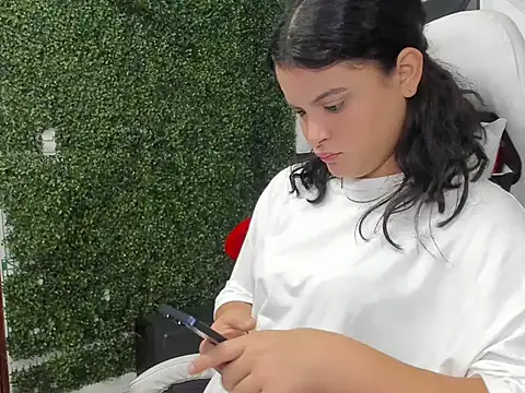 Andrea girlx online show from February 17, 2026, 1:52 pm