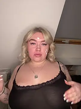 Snapshot of TwoWayT_xx chatting on February 18, 2026, 10:22 am TwoWayT xx online show from February 18, 2026, 10:22 am