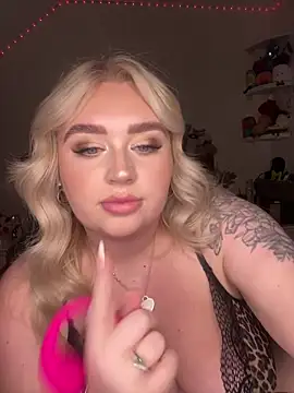 Snapshot of TwoWayT_xx chatting on February 8, 2026, 12:30 am TwoWayT xx online show from February 8, 2026, 12:30 am